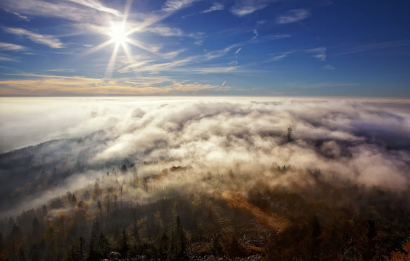 D0M2HM view on the sun over inversion from Jested, Jested-Kozakov ridge, Czech Republic. Credit: Nataliya Hora / Alamy Stock Photo